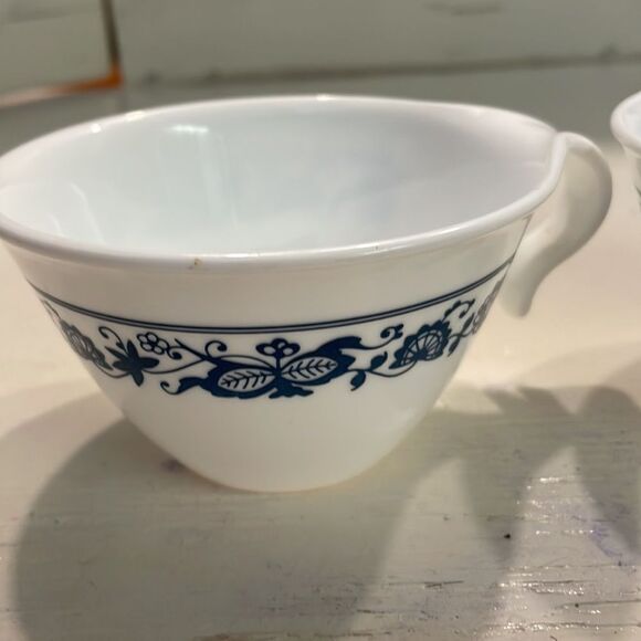 Vintage 1972 Corelle Old Town Blue/Blue Onion by Corning 2 hook yea cups - Picture 2 of 15